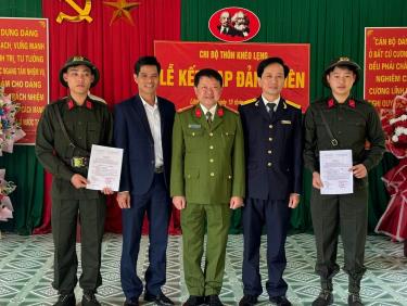 2 tân binh thôn Khéo Lẹng, xã Lâm Thượng, huyện Lục Yên được kết nạp Đảng ngày 19/2/2024.